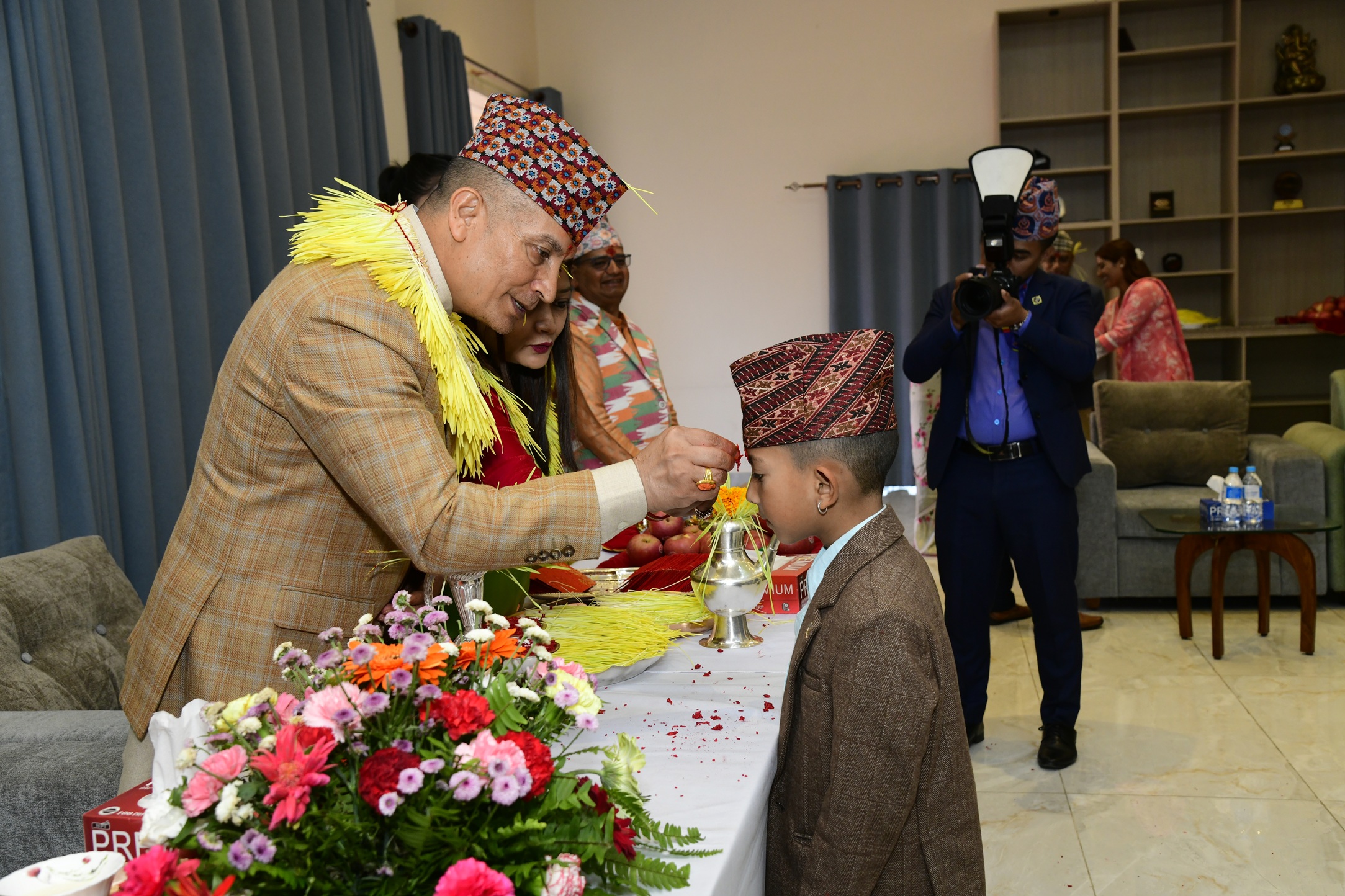 प्रहरी महानिरीक्षक दान बहादुर कार्कीद्वारा टीका तथा प्रसाद प्रदान